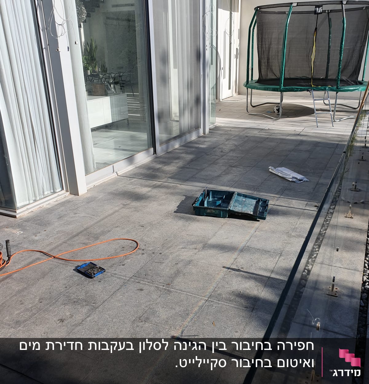 כלי עבודה על רצפת מרפסת, כבל חשמלי כתום